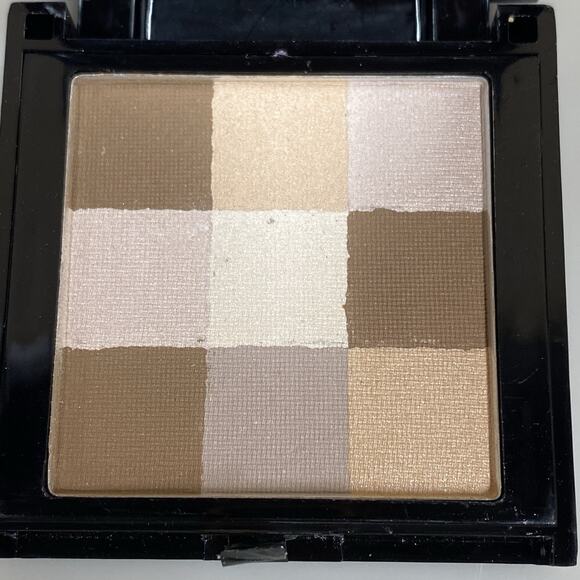 Signature Club A Checkerboard Translucent Finishing Powder #11A .2 oz. NEW - Picture 2 of 4